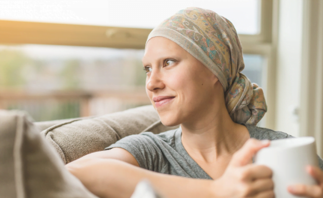 Doente a tomar chá com sinais de estar a fazer quimioterapia